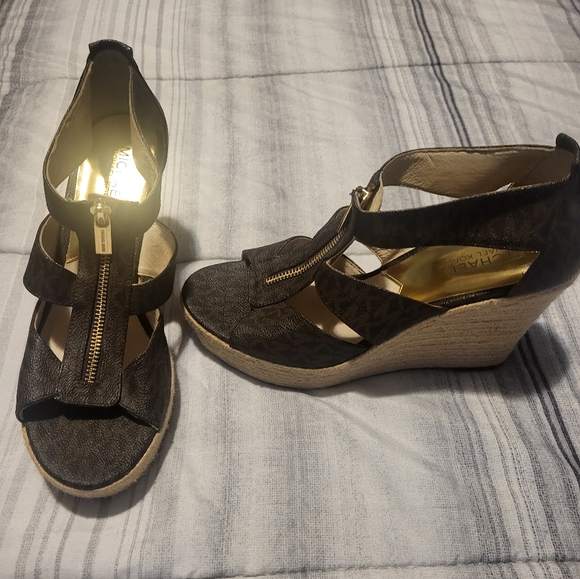Michael Kors Wedges size 81/2 color brown. - Picture 4 of 5